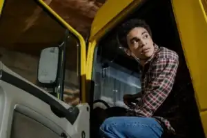 How Do Fleet Managers Ensure Driver Safety? Best Practices and Safety Technologies