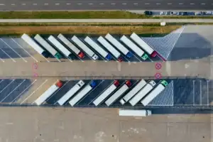 How to Choose the Right Commercial Truck Parking?